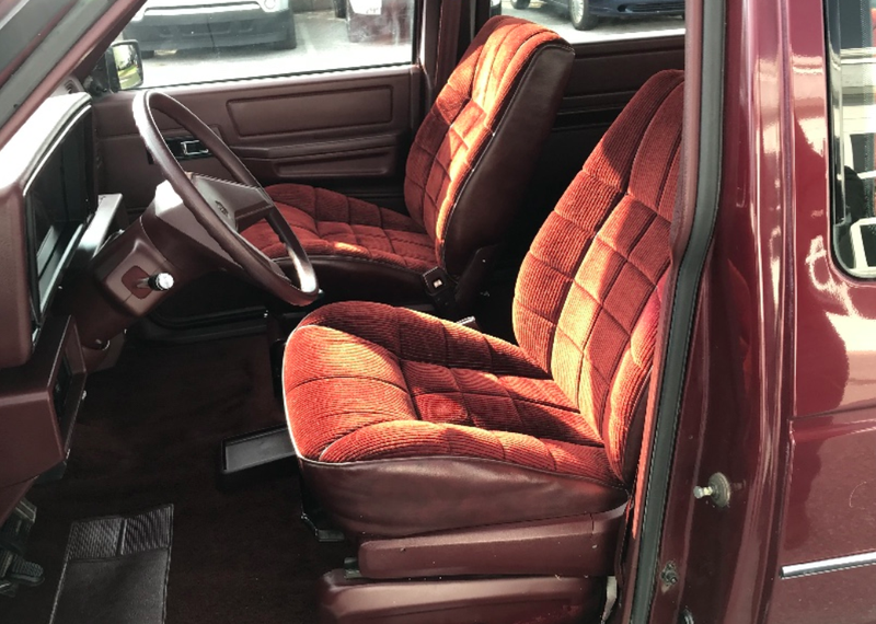 Illustration for article titled This $3,500 Low-Mileage First Gen Chrysler Minivan Has A Manual Transmission And Also My Heart